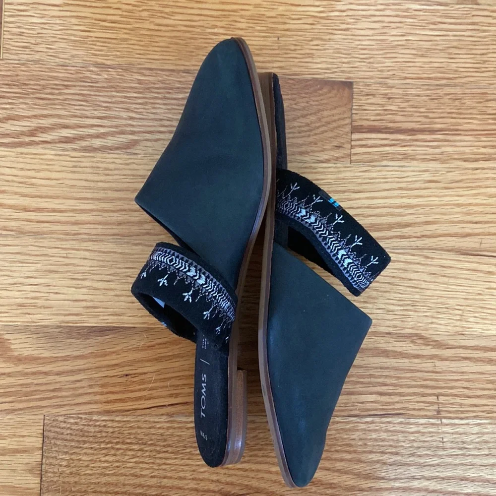 Tom’s “Jutti” Slip on Black Nubuck Mule Flats w Embroidered Strap.